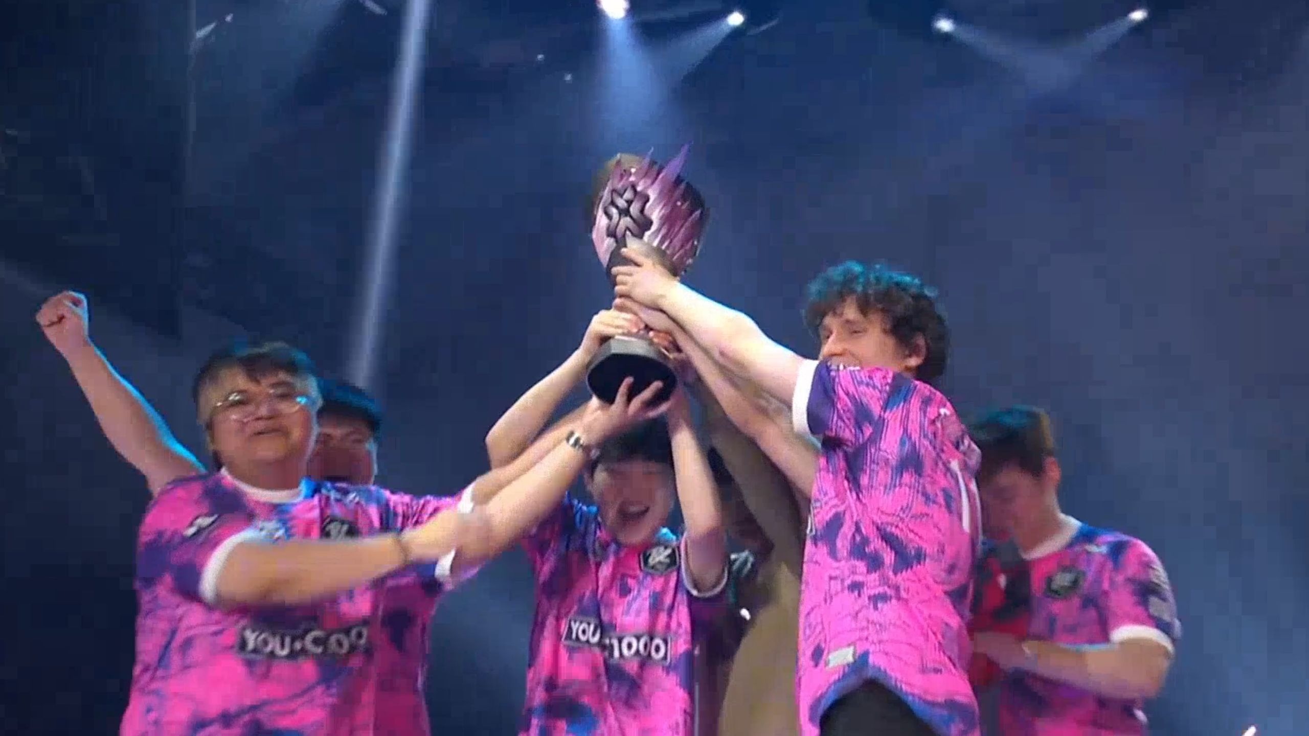 包含疯狂比赛夜，球迷载歌载舞庆祝胜利的词条