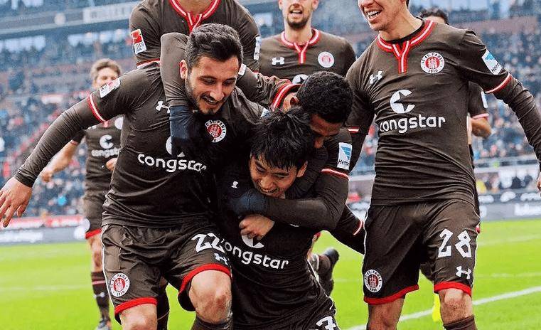 沙尔克04主场大胜，攻守俱佳